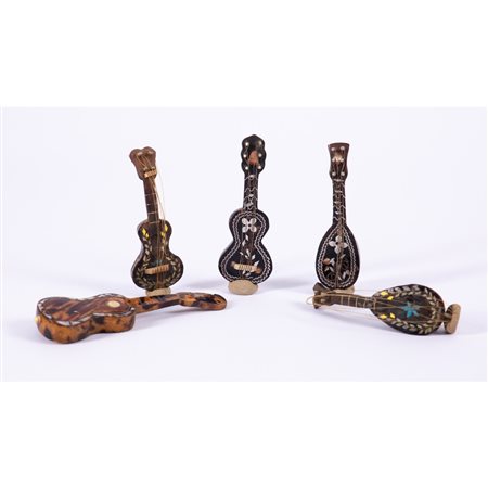 DUE MANDOLINI E TRE CHITARRE