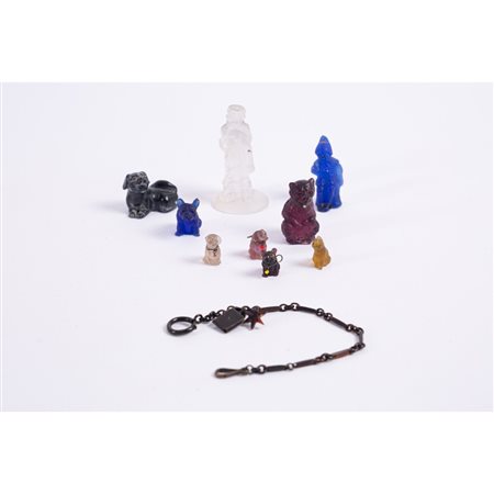 NOVE SCULTURE E UNA CATENA