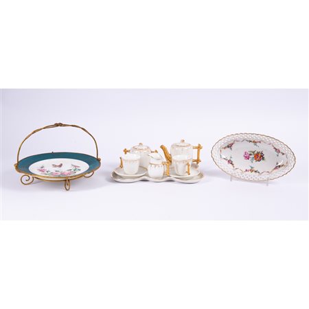 SERVIZIO TETE A TETE e DUE CENTROTAVOLA in porcellana