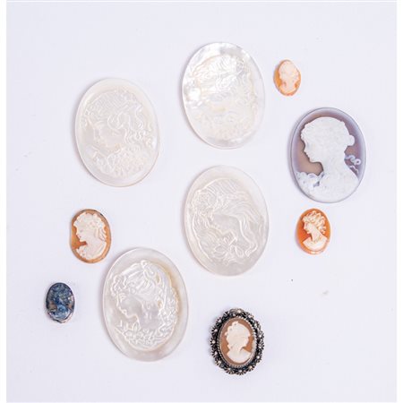 SEI CAMMEI e QUATTRO PLACCHETTE in madreperla