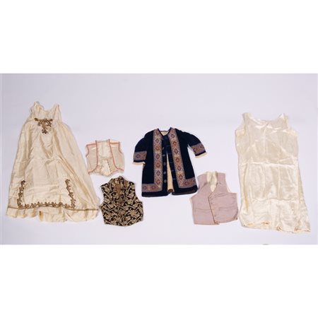 CINQUE IMPORTANTI CAPI PER BAMBINO EPOCA XIX SECOLO