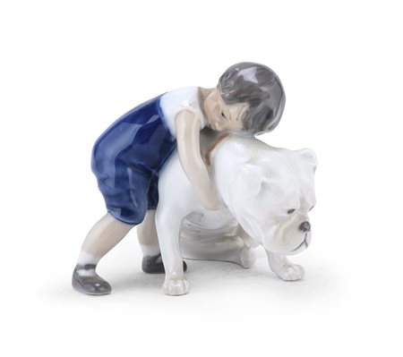 BAMBINO CON BULLDOG IN PORCELLANA, ROYAL COPENAGHEN