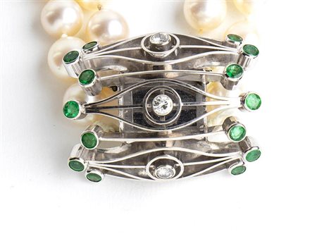 Collana di perle coltivate con fermezza in oro, brillanti e smeraldi – anni ’60, firmata FRANCO CANNILLA (1911- 1984) 