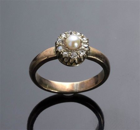 Anello vittoriano inglese in oro, perla e diamanti - XIX secolo