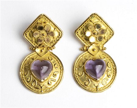 Paio di orecchini pendenti in oro ed ametista 