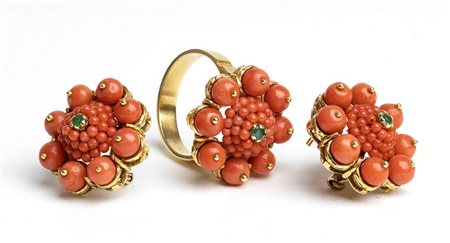 Demi parure composta da un anello ed un paio di orecchini In oro con corallo Mediterraneo e smeraldi  