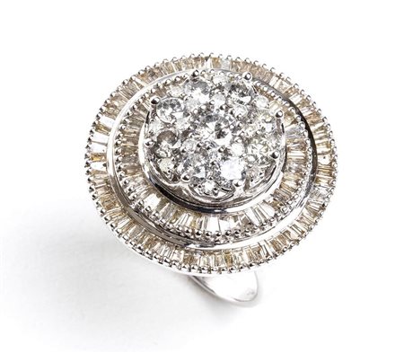 Anello oro bianco con fiore e nastri in diamanti