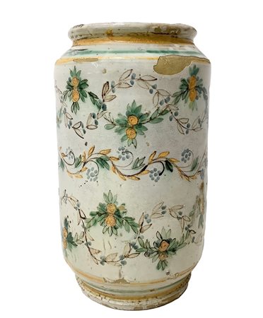 Grande cilindro di Caltagirone con decorazione policroma floreale con tratto sottile in manganese su fondo chiaro con fiori e frutti in giallo, verde e blu, XVIII Century