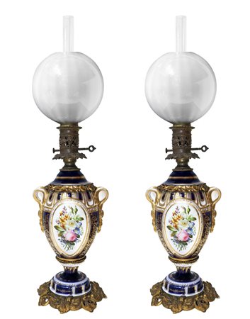 Coppia di lumi a petrolio in porcellana e bronzo, Late 19th century