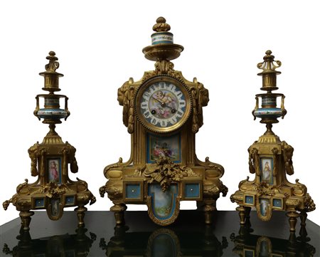 Trittico con orologio e coppia candelieri in bronzo dorato e porcellane miniaturizzate , Napoleon III, 19th century France