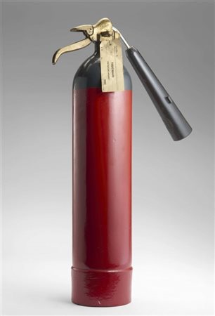 Fabio Mauri "Estintore Ariano" 1995
metallo dipinto
cm 67x42x14

Provenienza
Ope