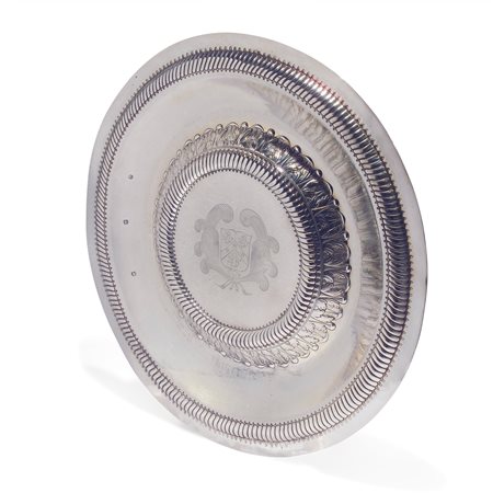 Piatto da parata in argento sbalzato, Inghilterra primi anni del XVIII secolo