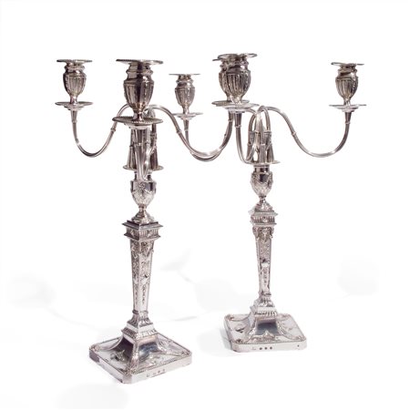 Coppia di candelabri in argento a tre fuochi, Londra 1777