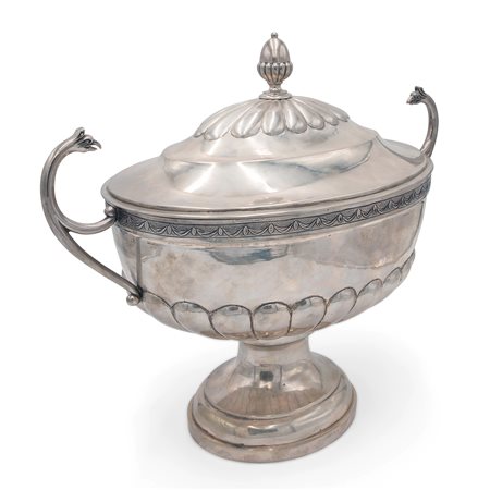 Grande zuppiera in argento, primo quarto del XIX secolo