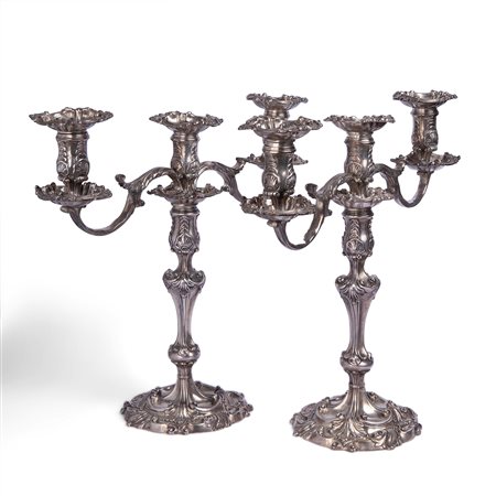 Coppia di candelabri a tre fiamme in argento, Londra 1750