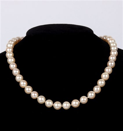  
Collana di perle chiusura in oro 
 lunghezza cm 40