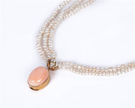  
Torchon di perle d'acqua dolce, oro, spola di corallo e brillanti 
 Lunghezza cm 35