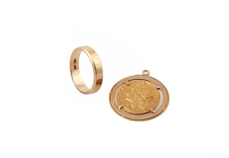  
Pendente con moneta e fede in oro 
 misura 15