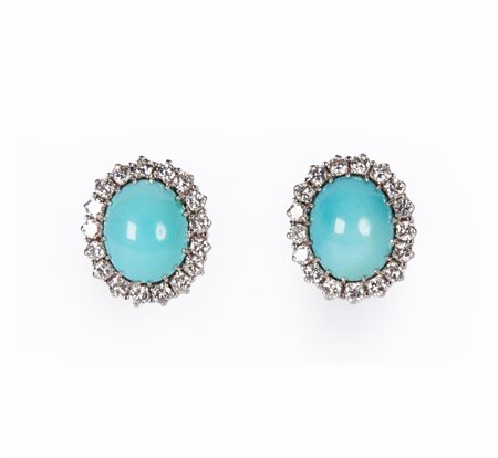  
Coppia di orecchini al lobo con spola di turchesi e giro di brillanti 
 