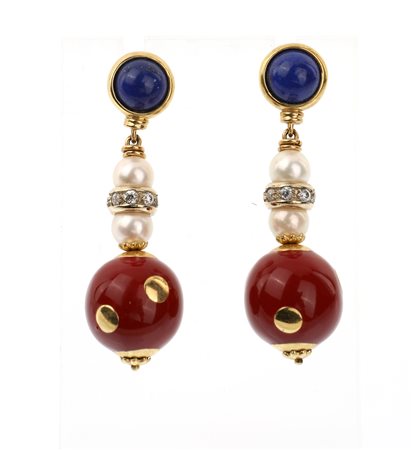  
Orecchini pendenti in oro e smalti 
 lunghezza cm 4,50