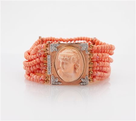  
Bracciale in oro giallo e corallo 
 cm 19