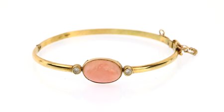  
Bracciale rigido in oro e spola di corallo e brillanti 
 polso cm 16,5