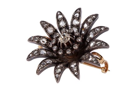  
Spilla antica a fiore in oro e argento e diamanti 
 diametro cm 4