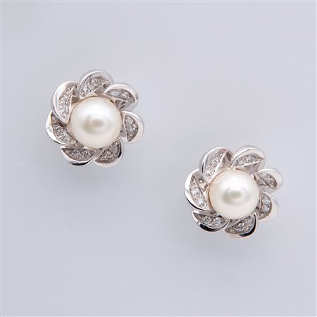  
Orecchini a lobo con perle giapponesi e piccoli brillanti 
 Diametro mm 15