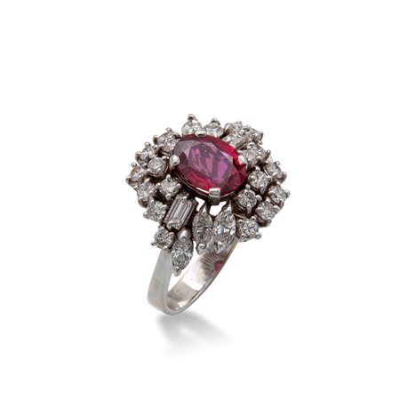  
Anello in oro con rubino e brillanti 
 Misura 16