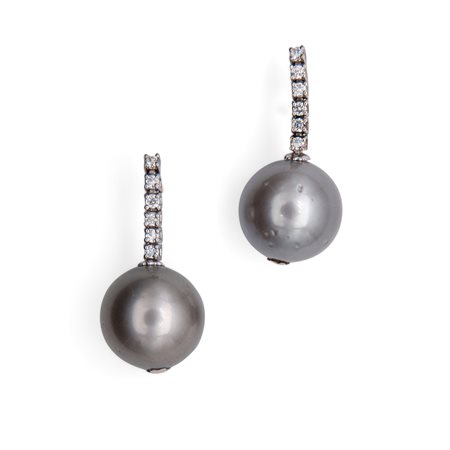  
Coppia orecchini perle grigie e brillanti 
 