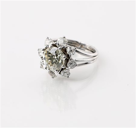  
Anello a fiore in oro e brillanti 
 Misura 9