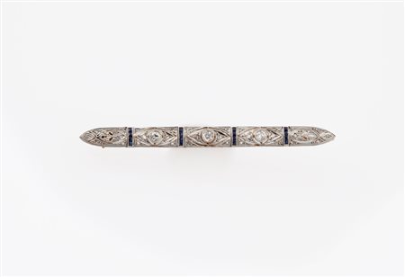  
Spilla Decò a barretta in oro, platino e brillanti 
 cm 7