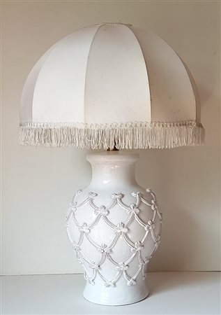 Lampada da tavolo in ceramica con motivi decorativi a rilievo h.cm.65