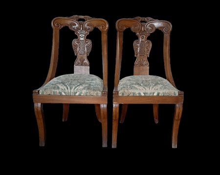 Coppia di sedie a gondola stile Carlo X in legno intagliato