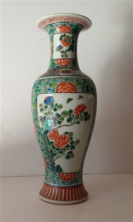 Vaso orientale in porcellana decorato in policromia con elementi floreali...
