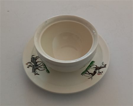 Elemento per la tavola unito a piattino in ceramica decorata a motivi ippici...