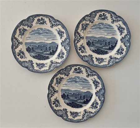 Tre piatti inglesi in porcellana decorati in blu a motivi "Old Britain...