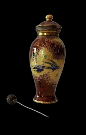 Vaso a potiche in porcellana effetto tartaruga e oro con bordi in argento...