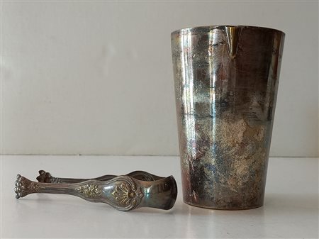 Shaker in metallo argentato e punzonato h.cm.14,5 e pinza per ghiaccio in...