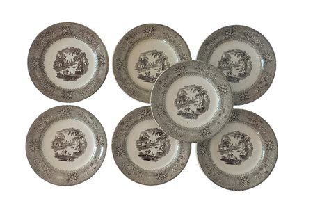 Sette piatti antichi in ceramica decorati a monocromo con motivi orientali...