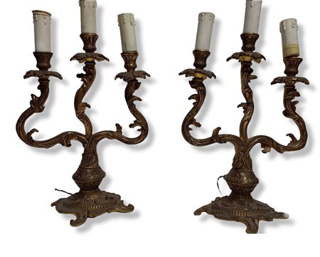 Coppia di antichi candelabri di forma mossa in bronzo h.cm.38