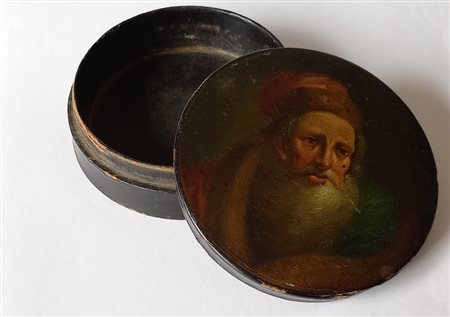 Antica Scatola rotonda portatabacco in legno ebanizzato decorata con volto...