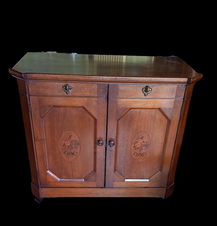 Credenza in legno di noce a due ante decorate con fiori e due finti cassetti...