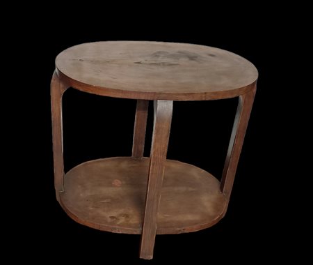 Tavolino ovale decò in legno a quattro gambe riunite da un sottopiano...