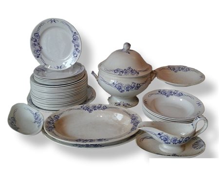 Parte di antico servizio da tavola in porcellana decorata a motivi floreali -...