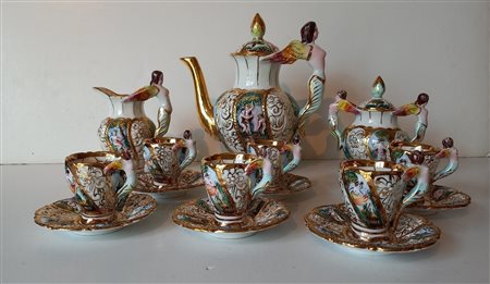 Servizio da caffè per sei persone in porcellana policroma decorata a rilievo...