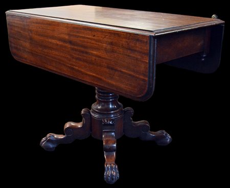 Tavolino a bandelle in legno di mogano a gamba centrale e con cassetto...