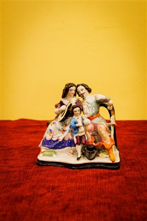Gruppo di famiglia in abiti seicenteschi, in porcellana policroma