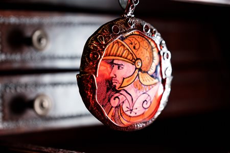 CGP-Cucinotta - Ciondolo in ceramica raffigurante testa di pupo siciliano