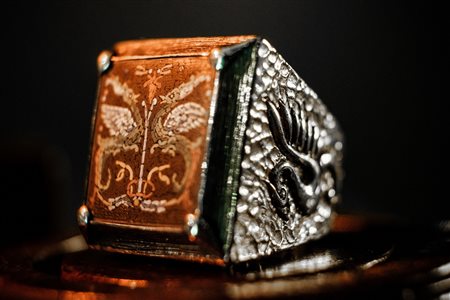 CGP-Cucinotta - Anello raffigurante cigni uniti dall'anello dell'amore